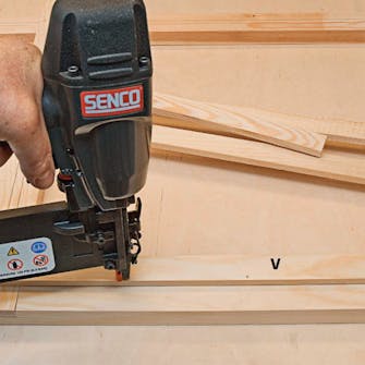 Bygga väggväxthus: Sätt fast falslister (V) med stift på baksidan av fönsterramarna Bygga väggväxthus: Sätt fast falslister (V) med stift på baksidan av fönsterramarna